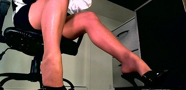  Your Body Weakens as You Submit to Hypnotic Legs
